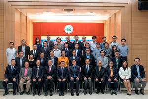 Fotografia do Secretário para a Economia e Finanças, Leong Vai Tac, com responsáveis e representantes da Associação Geral dos Chineses Ultramarinos de Macau. 