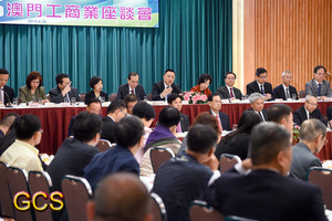 O Secretário para a Economia e Finanças, Leong Vai Tac, discursou na Palestra para o Sector Industrial e Comercial 2015 (Fonte : Gabinete de Comunicação Social)