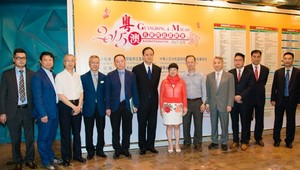Fotografia de grupo das entidades organizadoras, coordenadoras e convidados de honra da “Feira de Produtos de Marca de Guangdong e Macau 2015”