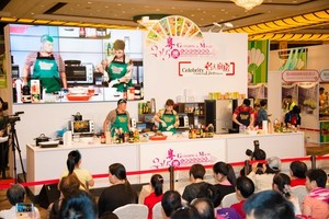 Demonstração da culinária por celebridades, um programa especialmente popular entre os visitantes.