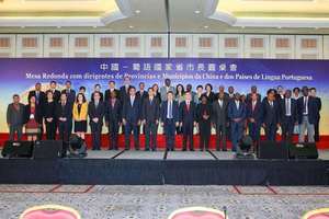 Fotografia de grupo dos convidados da Mesa Redonda com Dirigentes da Províncias e Municípios da China e dos Países de Língua Portuguesa