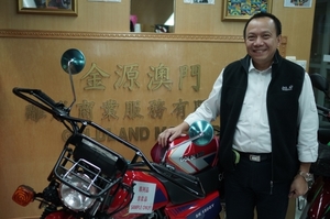 Sr. Raymond Chan junto dos seus motociclos, que teve grande êxito nas vendas.