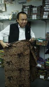 O Sr. Raymond Chan disse que a variedade dos panos que comercializa é praticamente a mais completa do mundo.