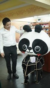 O Presidente da Cia. de Criatividade Cultural Locomotiva, Lda. junto do seu “Baby Panda”, que teve grande êxito junto do público visitante.