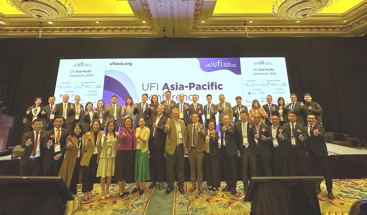 Fotografia de grupo entre vários membros da Associação Global da Indústria de Exposições (UFI) e os representantes da indústria de convenções e exposições de Macau