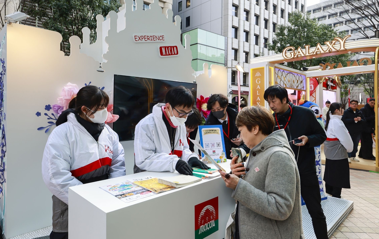 Japoneses visitam promoção de rua em Tóquio
