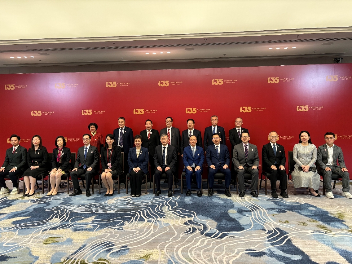 Encontro entre os convidados presentes na recepção de inauguração da 135.ª Feira de Importação e Exportação da China – Fotografia de grupo