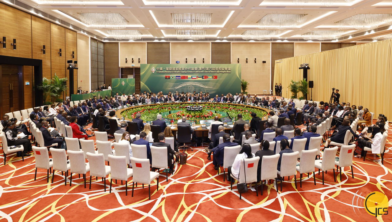 中国—葡语国家经贸合作论坛（ 澳门 ）第六届部长级会议在中国与葡语国家商贸合作服务平台综合体举行。