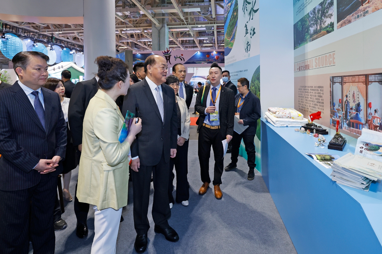 Chefe do Executivo, Ho Iat Seng, visita expositores da 12.ª Expo Internacional de Turismo (Indústria) de Macau.
