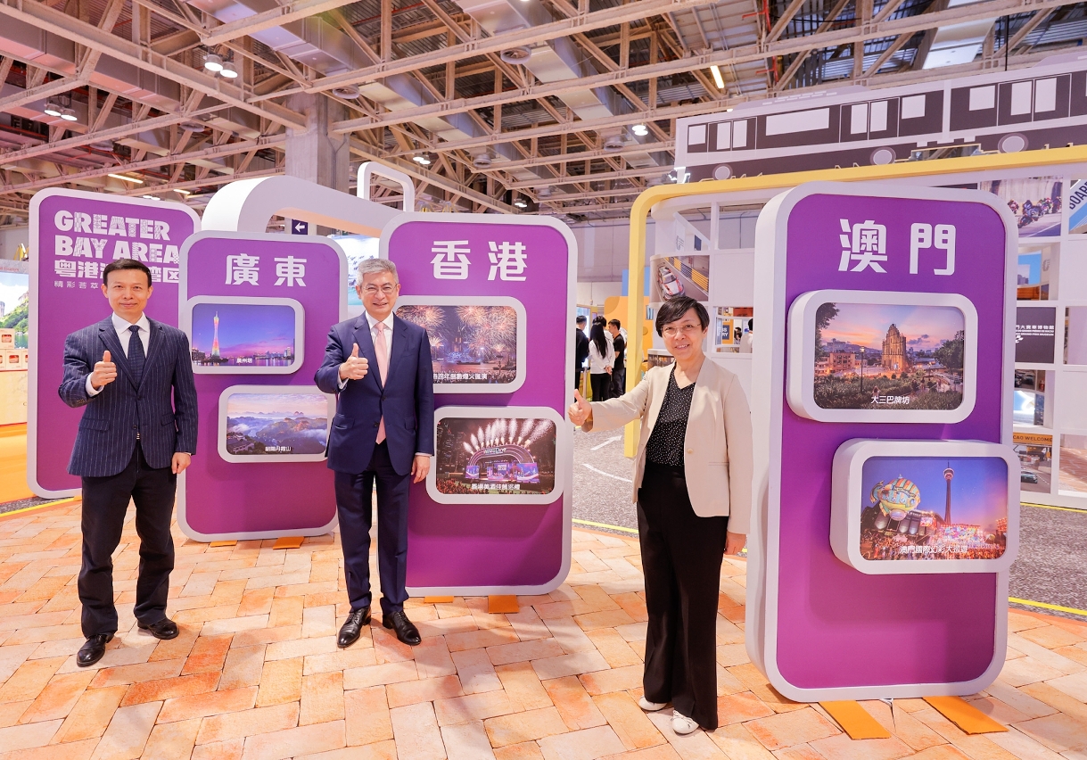 Dirigentes das autoridades de turismo de Guangdong, Hong Kong e Macau em frente ao pavilhão conjunto para promoção e reforço da cooperação turística regional