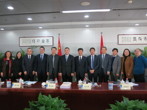 Encontro entre o Secretário para a Economia e Finanças Leong Vai Tac e o Subdirector da Direcção de Estatística do Estado, Zhang Wei Min.