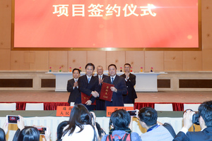 梁维特司长和江凌巿长代表两地政府签署《关于成立广东自贸试验区横琴片区建设珠澳合作机制的协议》（相片来自新闻局）