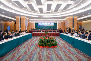 Secretário para a Economia e Finanças, Leong Vai Tac, presente num seminário sobre economia, organizado pela Associação Comercial de Macau.  (Fonte : Gabinete de Comunicação Social)