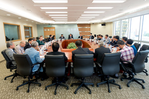 O Secretário Leong Vai Tac reuniu-se com os responsáveis de mais de 20 associações industriais e comerciais, no sentido de auscultar as suas opiniões relativamente à dinamização da economia de Macau.