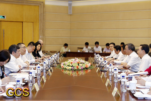 Chefe do Executivo, Chui Sai On (3º à esq), e o secretário do Comité Provincial de Guangdong do Partido Comunista da China, Hu Chunhua (2º à dir), no encontro dos altos governantes de Guangdong e Macau, realizado em Cantão.