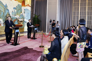 Chefe do Executivo, Chui Sai On, (esq.) e o governador da Província de Guangdong, Zhu Xiaodan, falam à comunicação social no final da Conferência de Cooperação Conjunta Guangdong – Macau 2015.