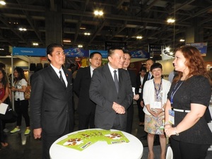 經濟財政司司長梁維特參觀MFE展場並與展商交流