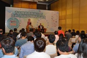 O Secretário Leong Vai Tac dialoga cordialmente com os jovens de Macau.