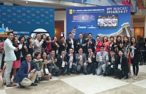 Fotografia de Grupo entre o Presidente do IPIM, Dr. Jackson Chang e os empresários de Macau do sector de seguros