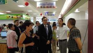 代表團參觀南沙跨境商品直購體驗中心