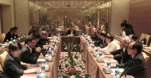 Secretário para a Economia e Finanças da RAEM, Dr. Leong Vai Tac conversa com os membros da delegação de Macau Secretário para a Economia e Finanças da RAEM, Dr. Leong Vai Tac conversa com os membros da delegação de Macau