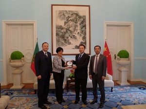 貿促局執行委員吳愛華（左二）與中國銀行里斯本分行行長蕭琦（左一）及澳門分行副行長王軍（右一）拜會中國駐葡萄牙大使館並獲大使蔡潤（右二）接見
