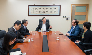 梁维特司长约见博企代表重申政府的立场和原则