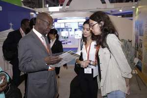 Embaixador de Angola em Pequim, Dr. João Garcia Bires, a conversar com os amigos da comunicação social
