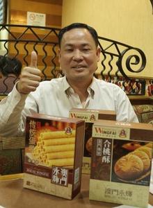 O Administrador e Director-Geral da Companhia de Comércio de Produtos Alimentares Wing Fai Limitada, Sr. Leong Ip Fai diz que consegue vender todos os dias, na Feira, milhares de caixas de bolos