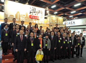 第17届台北国际连锁加盟大展-春季展-澳门企业家代表团于澳门馆前合影