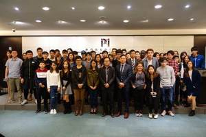 贸促局及经济局代表与圣若瑟大学行政及管理学院之师生合影