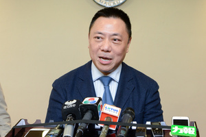 经济财政司司长梁维特接受记者访问