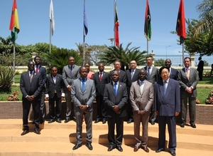 Fotografia de Grupo do Presidente da Guiné-Bissau com os chefes das delegações participantes no Encontro de Empresários para a Cooperação Económica e Comercial entre a China e os Países de Língua Portuguesa, Bissau 2016