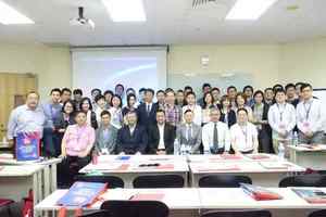 澳門企業家代表團與新加坡中小企業商會王崇健會長(第一排左四)於課程開課式合影
