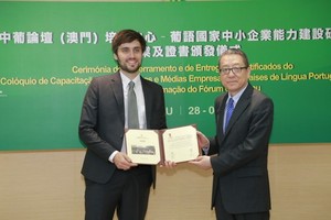Secretário-Geral, Dr. Chang Hexi, a entregar o certificado ao participante do Colóquio