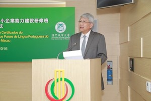 Fotografia de família com o Colóquio de Capacitação das Pequenas e Médias Empresas dos Países de Língua Portuguesa