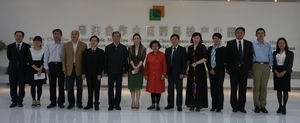 “粤澳合作中医药科技产业园专家顾问委员会”成员与产业园领导合影