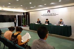 貿促局吳愛華代主席介紹“電子商務推廣（應用B2C平台）鼓勵措施”