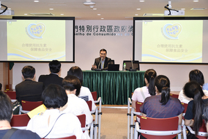 食安中心代表介绍滥用抗生素对消费者健康的影响
