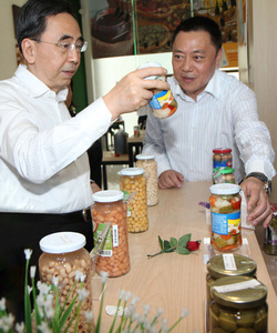 廣東省省長朱小丹對中心展出商品感興趣