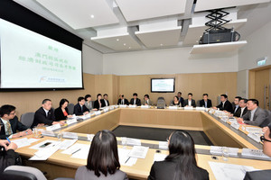 代表團與港方舉行工作會議