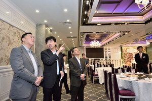 代表團實地考察食肆發牌檢查過程