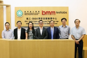 澳门理工学院博彩教学暨研究中心主任郑妙娴﹝左三﹞及BMM澳门总监林裕强﹝右三﹞欢迎 陈达夫局长﹝中﹞及部门人员参观理工-BMM博彩技术检测中心