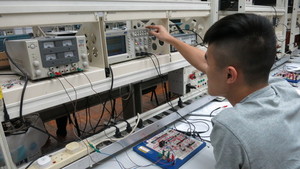 电子及通讯学员正进行技术训练