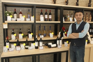 殷理基饮食品有限公司营业经理黄景春希望可借展示平台接触更多不同顾客