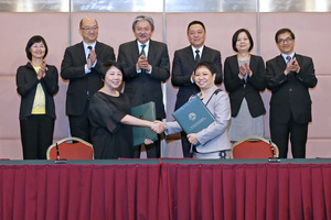 两地政府代表在会上草签了《香港特别行政区与澳门特别行政区关於建立更紧密经贸关系的安排》主体文本