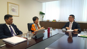 博监局陈达夫局长与狗会领导层举行会议，通知逸园跑狗场必须於两年内迁离原址