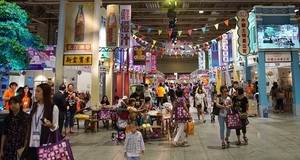 众多市民及游客在粤澳怀旧街开心购物