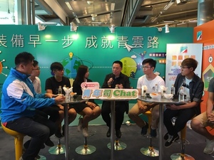  经济财政司司长梁维特与青年人互动