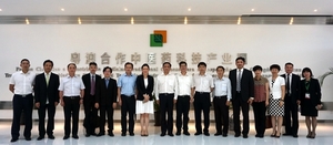 Foto da delegação chefiada pelo vice-director da Administração de Alimentação e Drogas da China, Dr. Wu Zhen, com a Presidente, Dra. Lu Hong, e outros directores do Parque.